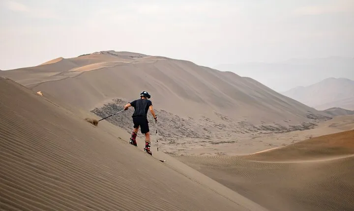 Skiing on sand and off road in Lima (National Park Lomas de Ancón)