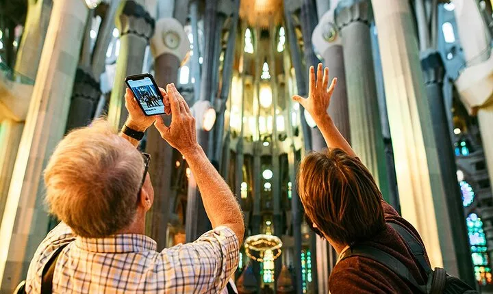 Barcelona: Highlights of Sagrada Familia Max 6 People Guided Tour