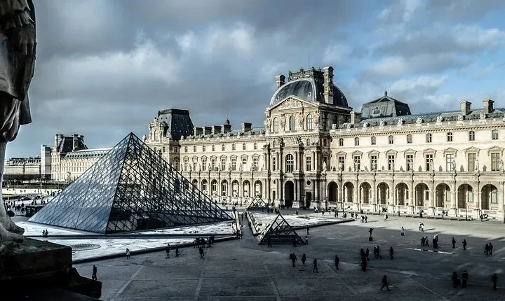 9 hours Sightseeing and Shopping Tour in Paris with Wine Tasting 