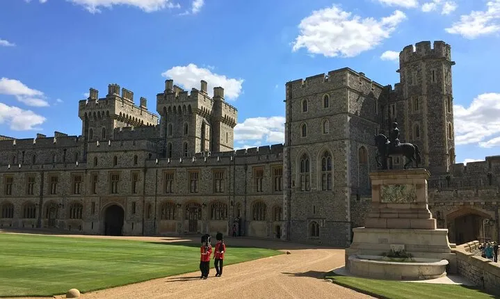 Private Tour Experience from London to Stonehenge and Windsor
