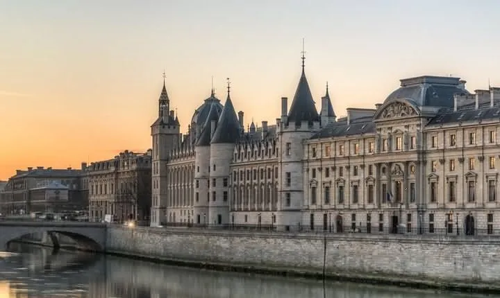 Family escape Game with kids and teens on the Île de la Cité