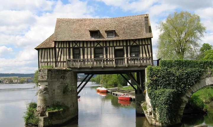 From Paris: Monet Gardens & Giverny Bike Tour with Picnic Stop