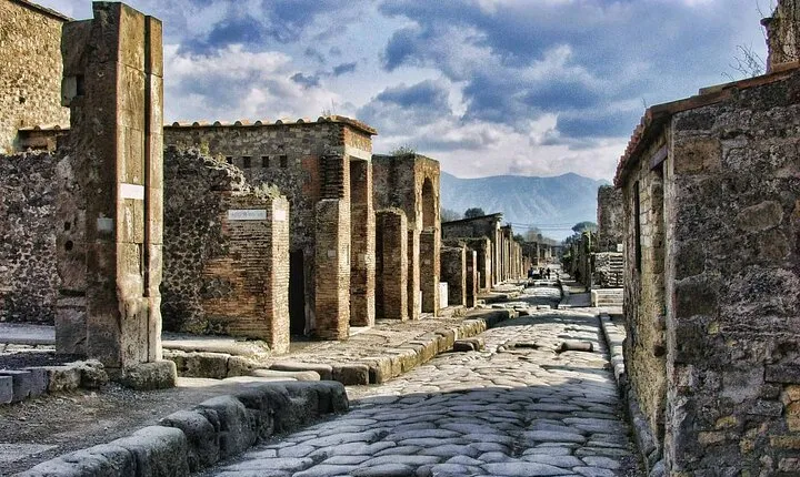 Full Day Pompeii and Naples Tour from Rome