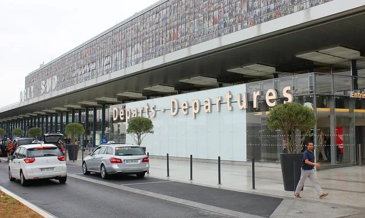 Private departure transfer from Paris to Paris Orly Airport