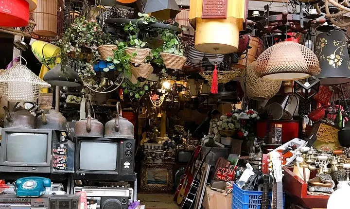 3-Hour Private Tour of Antique Furniture and Flea Market