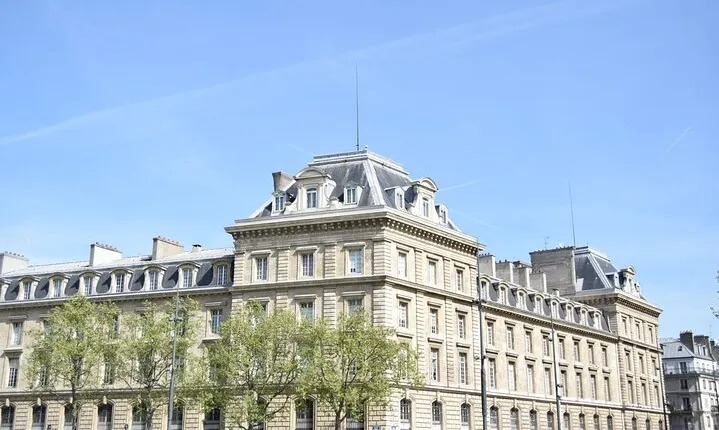 6 hour Paris city tour with Galeries Lafayette, Montmartre and River cruise