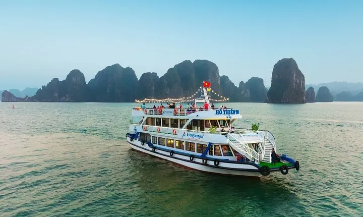 Halong Bay Luxury Cruise Day Tour with Buffet Lunch and Pick Up