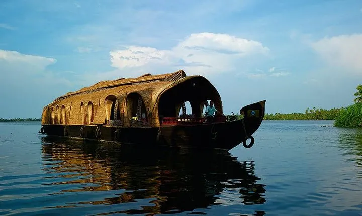 Private Backwater Cruise on a Houseboat and Shikara including Lunch
