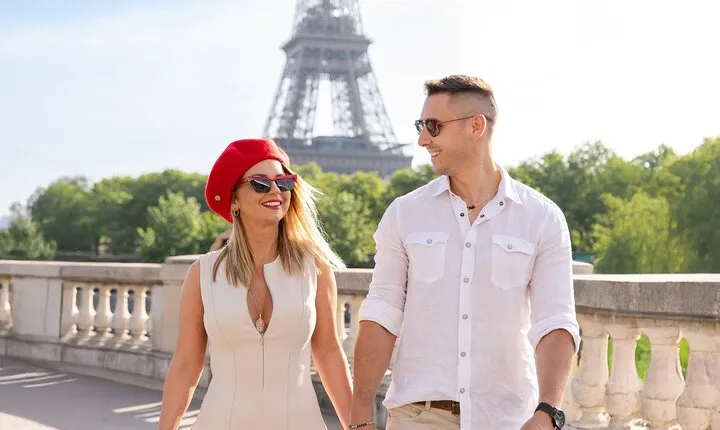 Paris: Eiffel Tower or Louvre Photoshoot - Best Spots