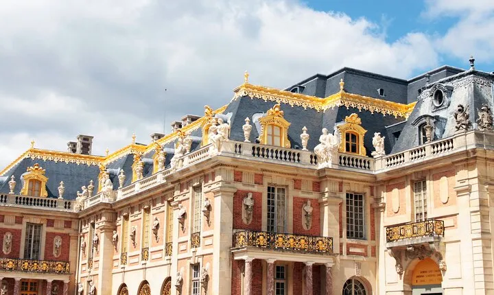 Discover Versailles & Giverny from Paris in a van with Photoshoot