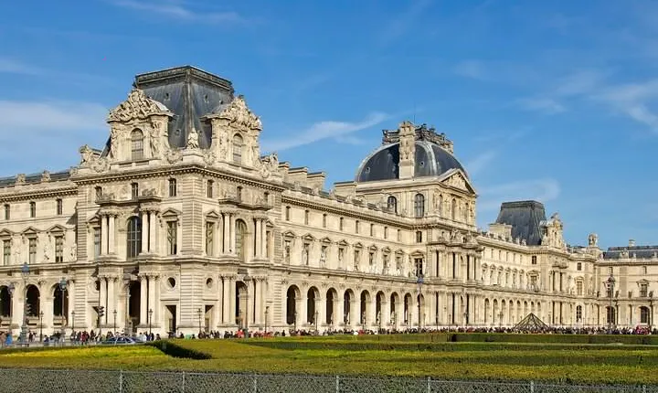 4 hours Paris VIP Tour with exclusive guide & driver both