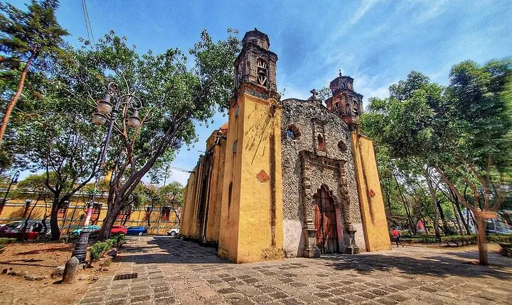 ARCHITECTURAL TOUR in Coyoacán - small groups