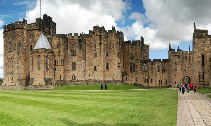 1 Day Alnwick Castle, Holy Island & Scottish Borders
