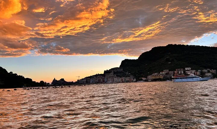 4-Hour Guided Boat Tour with Aperitif at Sunset in Spezia