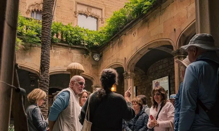 Private Barcelona Art and Tapas Walking Tour with Picasso Museum