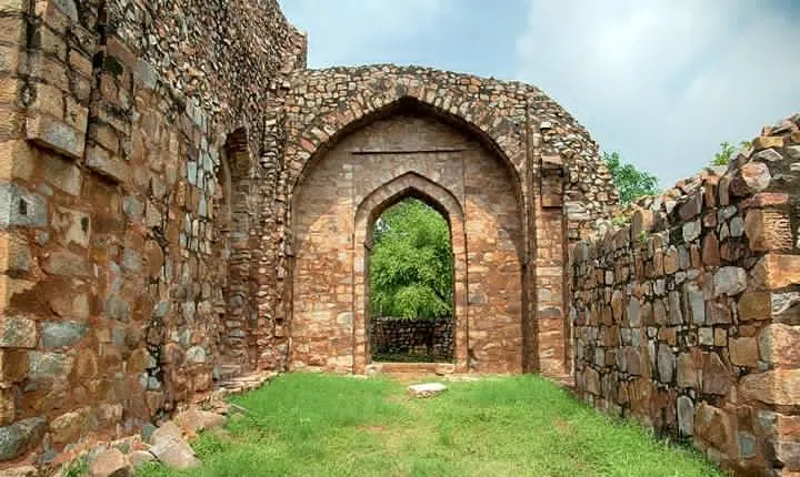 Mehrauli Archaeological Park Guided Walking Tour in Delhi