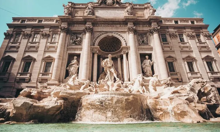 Rome: Welcome aperitivo box in accomodation + visiting experiences on choice