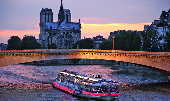 Paris Bastille Day Seine River Dinner Cruise by Bateaux Mouches