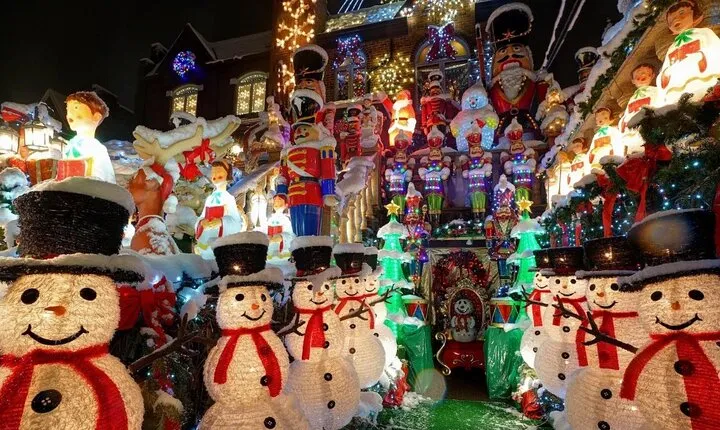 Magical Christmas Lights Tour in Dyker Heights, NYC