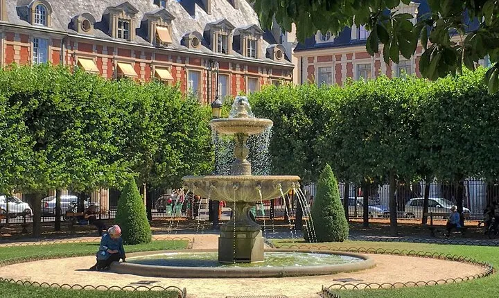 Aristocratic and Literary Tour in Marais