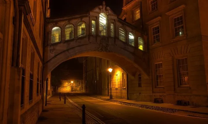Oxford PRIVATE Pub and City Evening Walking Tour