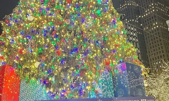 Holiday Spirits in a Festive Detroit Bar Tour