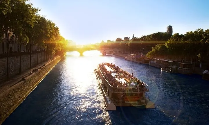 Paris Seine River Cruise with 1/2/3 Days HOHO Combos
