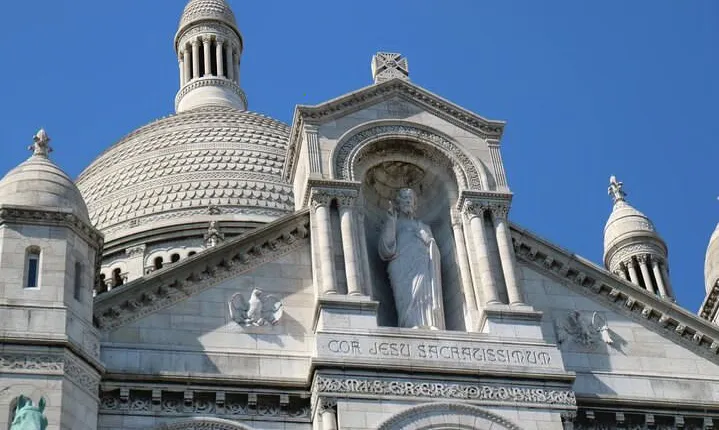 8 hours Paris Tour with Montmartre, Le Marais, Cruise & Galeries Lafayette