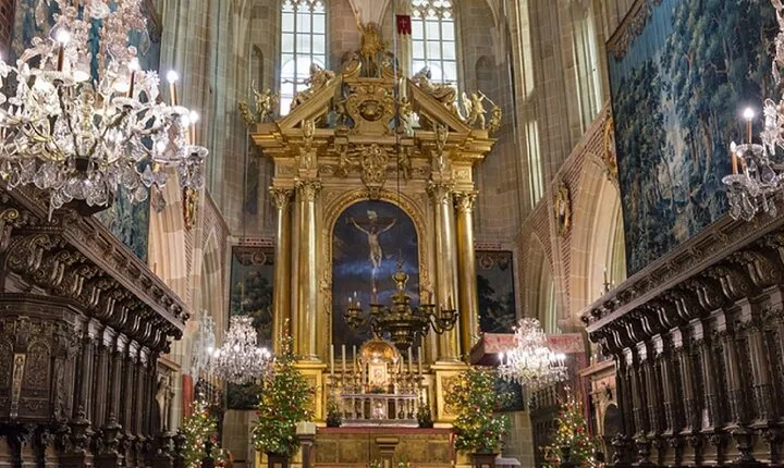 2 Days Tour: Wawel Hill, Schindler Factory & Wieliczka with Guide
