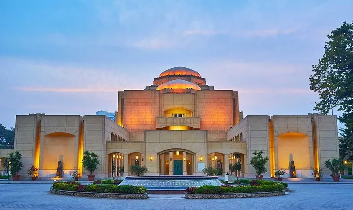 Private tour to The Opera House and tour to the old famous arts