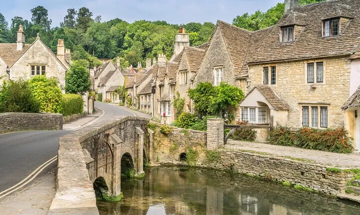 Small Group Cotswolds Village, Stonehenge and Bath Tour from London
