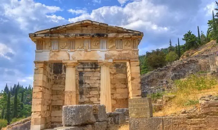 4Days Private Tour Peloponesse, Delphi, Arahova, Hosios Loukas from Athens