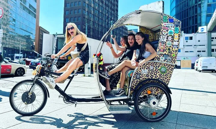 Rickshaw Tours Berlin - Groups of up to 16 people with several rickshaws