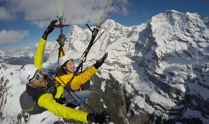 Mürren: Paragliding over the Lauterbrunnen Valley