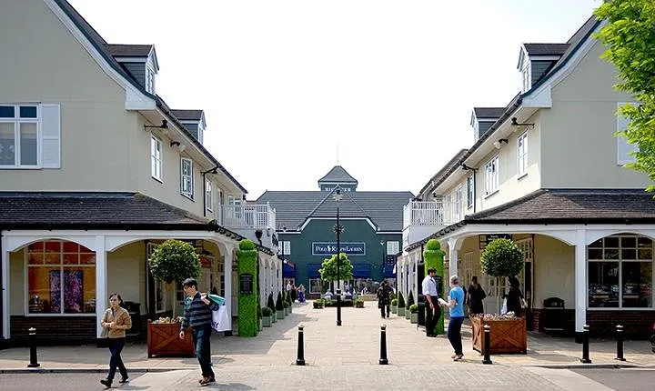 Bicester Village Private Vehicle Round Trip Service from London