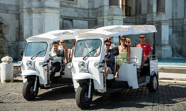 Private Electric Tuktuk Tour of Rome with Prosecco and Pickup