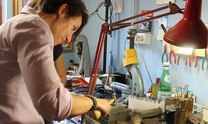 The fascinating birth of a jewel in a historic laboratory in Milan