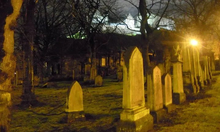 2 Hours Ghost Tour - English Tour Guide