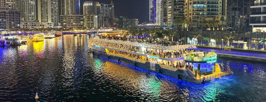 Yacht dinner cruise around Dubai Marina