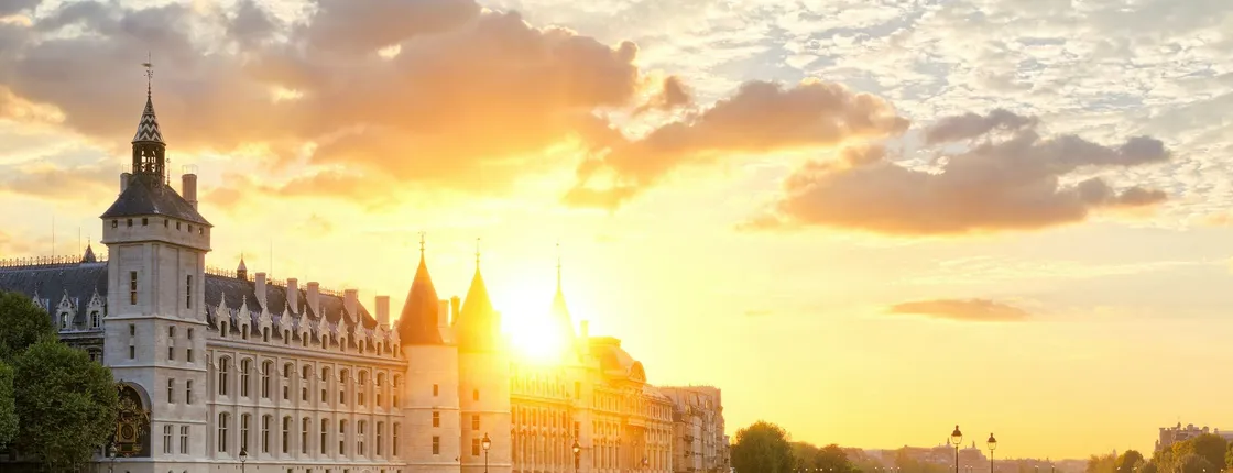 Hop-on hop-off bus tour, Conciergerie and river cruise tour entrance tickets