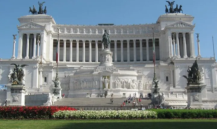 Transfer Fiumicino Fco Airport to Civitavecchia Port with 3 hours Rome Tour