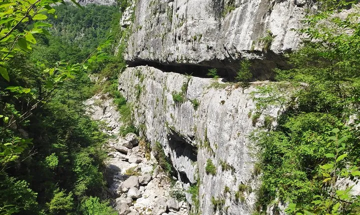 Hiking tour Mrtvica canyon
