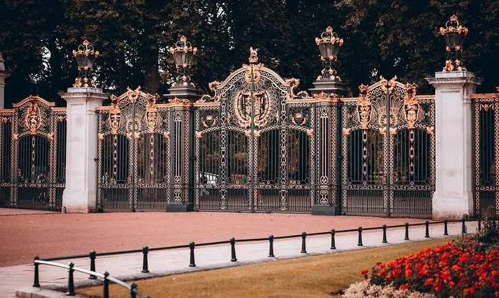 Royal Tour w/ Buckingham Palace Tickets - Semi-Private 8ppl Max