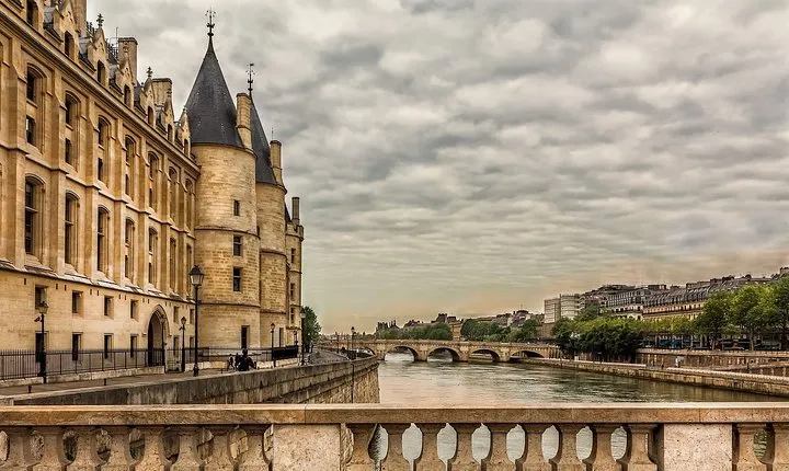The Medieval Heart of Paris - History Walk (Small Group Tour)