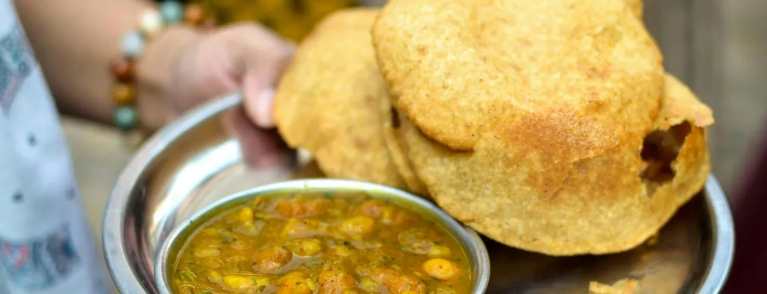 Cultural Dining Experience with a Local Family in Agra