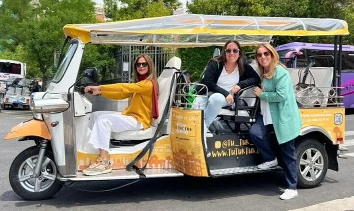 Panoramic tour with private guide in yellow tuk tuk
