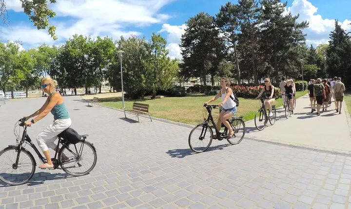 Budapest Afternoon Bike Tour with a summer drink break