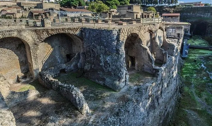 Tour of the Ruins: Hercolaneum, Oplontis, Pompeii (FullDay 8h)