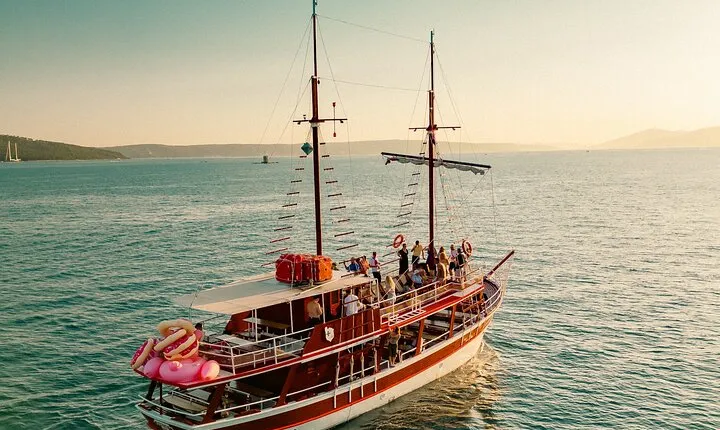 Sunset Cruise with Snacks and Unlimited Open Bar in Split