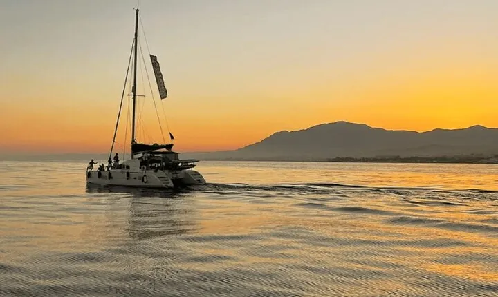 Marbella: Catamaran Sunset Cruise with Snacks and Drinks